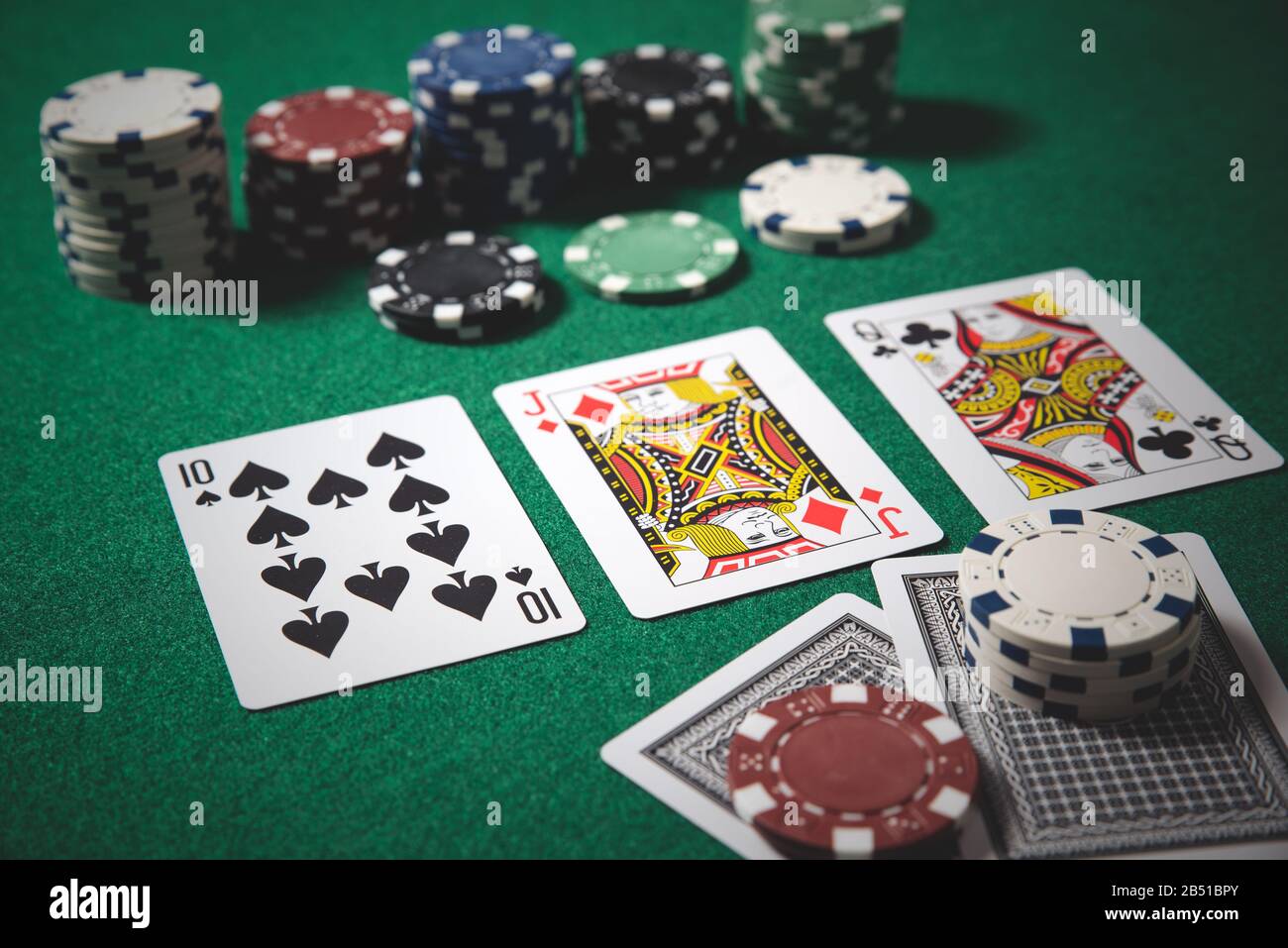 Poker chips, Karten am grünen Tisch. Spielen im Casino Konzept. Stockfoto