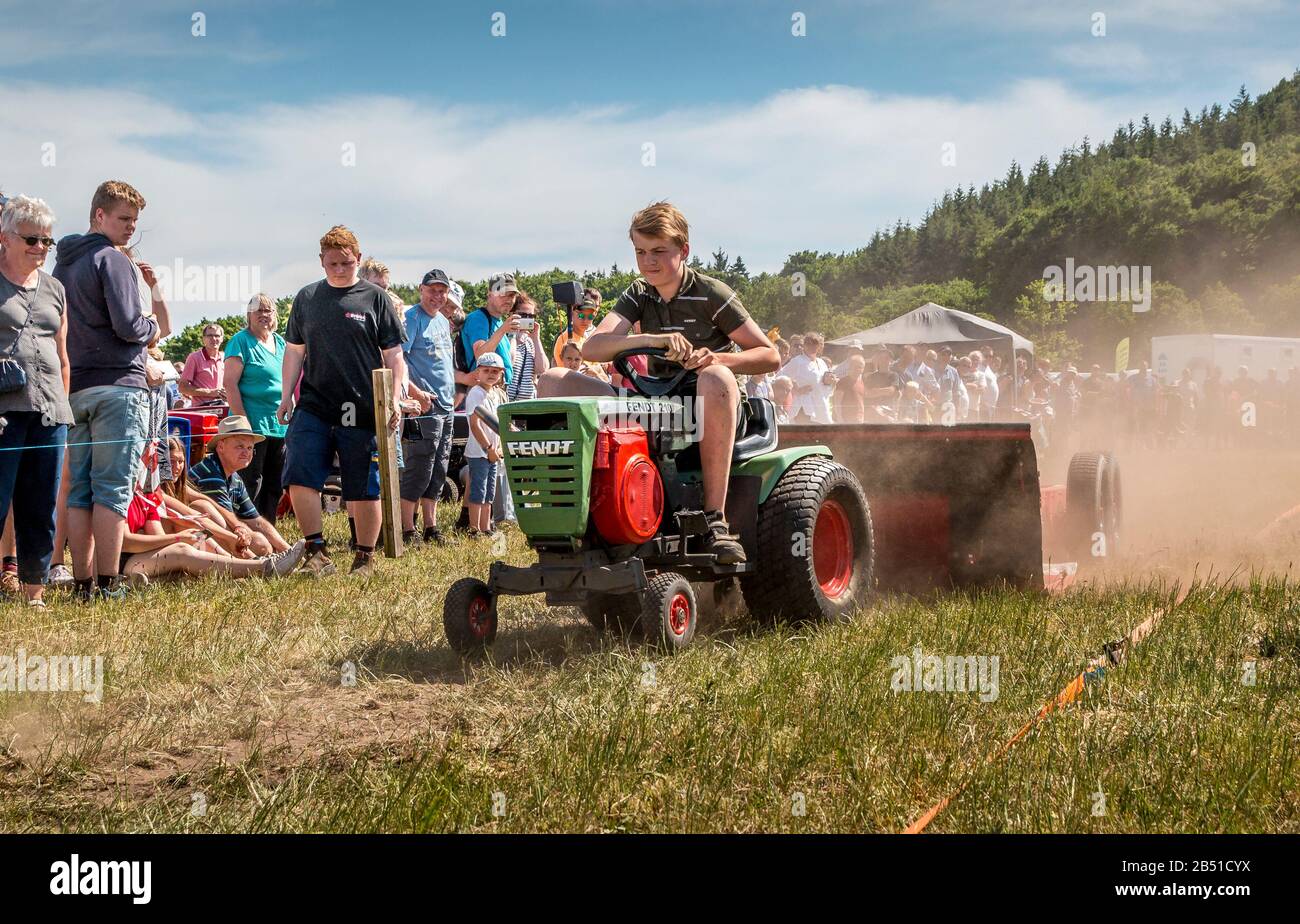 Auning, Dänemark - 26. Maj 2018: Alter Estrup Agrarmarkt, Gartentraktorrennen, Kids Racing auf Gartentraktoren Stockfoto