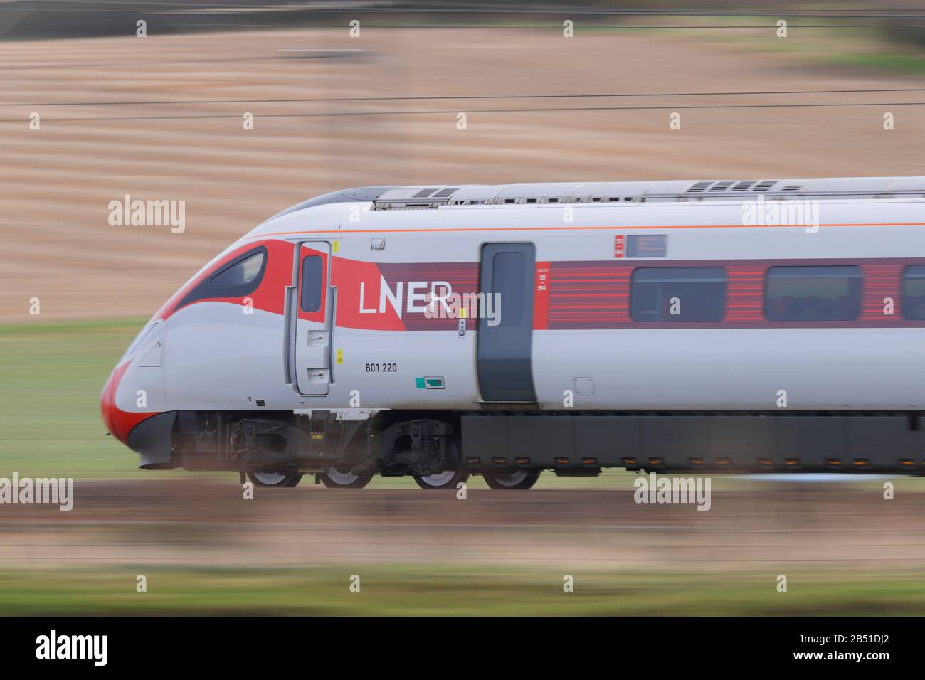 Ein von LNER betriebener Azuma-Zug der britischen Eisenbahnklasse 801, der hier in Colton Junction bei York zu sehen ist Stockfoto