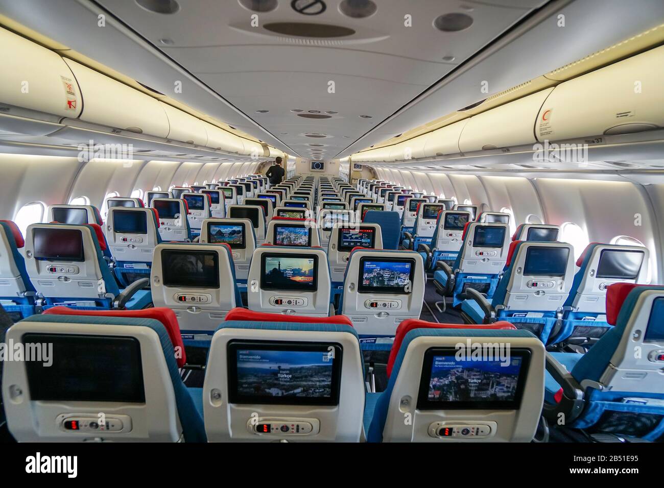 Istanbul, TÜRKEI - 29. SEPTEMBER 2018: Türkische Fluglinien (THY) Kommerzielle Flugzeugsitze mit Inflight-Unterhaltungs-Displays/-Bildschirmen gesehen fr Stockfoto