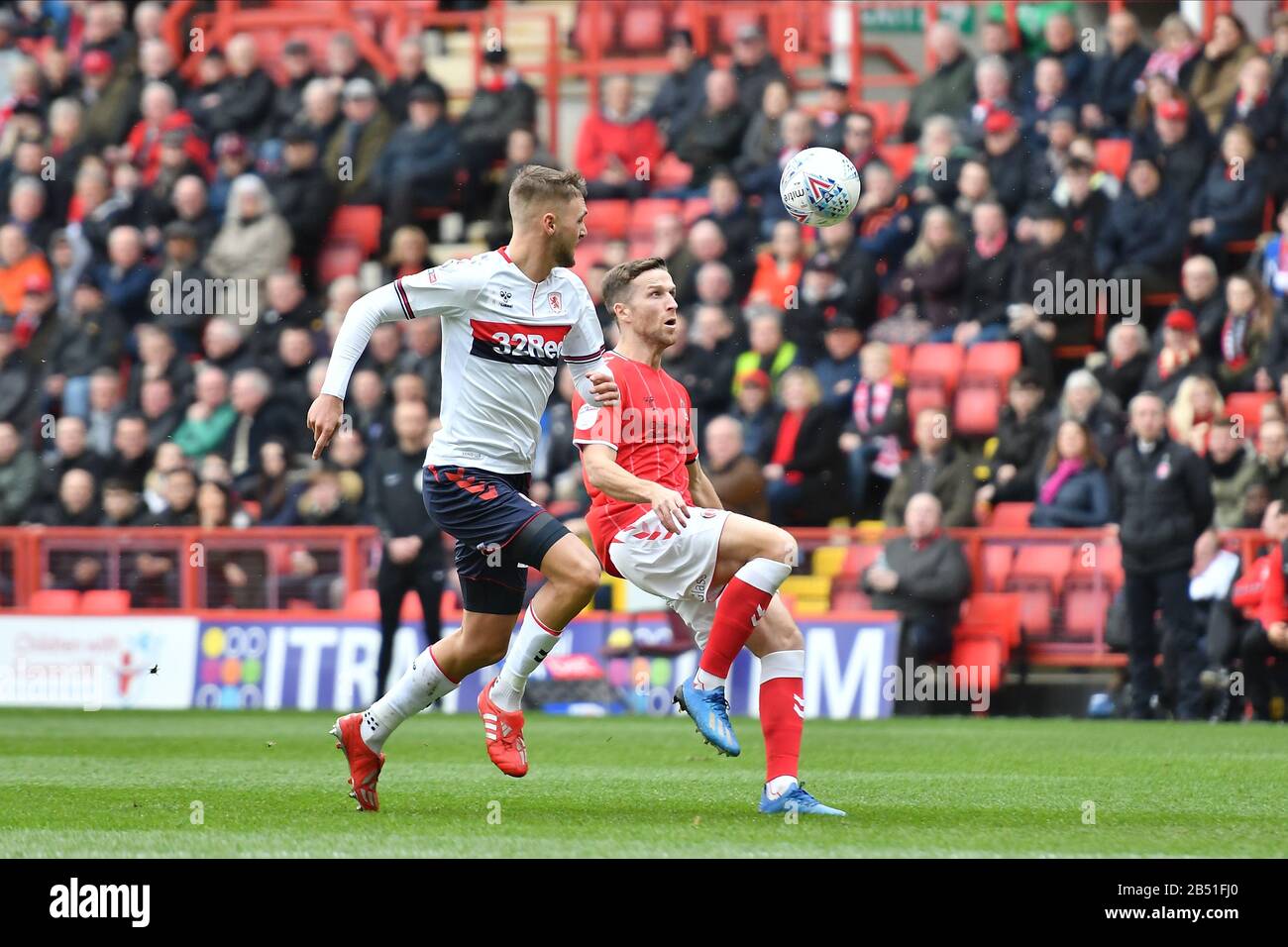 London, Großbritannien. März 2020. Adam Mattheson von Charlton kämpft am Samstag, den 7. März 2020, um den Besitz mit Tomer Hemed von Charlton während des Sky Bet Championship Matches zwischen Charlton Athletic und Middlesbrough im Valley, London. (Kredit: Ivan Yordanov   MI News) Foto darf nur für redaktionelle Zwecke in Zeitungen und/oder Zeitschriften verwendet werden, Lizenz für kommerzielle Nutzung erforderlich Kredit: MI News & Sport /Alamy Live News Stockfoto