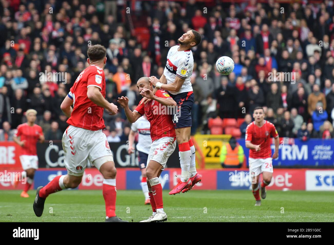 London, Großbritannien. März 2020. Rudy Gestede von Middlesbrough bestreitet einen Kopfball mit Darren Pratley von Charlton während des Sky Bet Championship Matches zwischen Charlton Athletic und Middlesbrough im Valley, London am Samstag, den 7. März 2020. (Kredit: Ivan Yordanov   MI News) Foto darf nur für redaktionelle Zwecke in Zeitungen und/oder Zeitschriften verwendet werden, Lizenz für kommerzielle Nutzung erforderlich Kredit: MI News & Sport /Alamy Live News Stockfoto