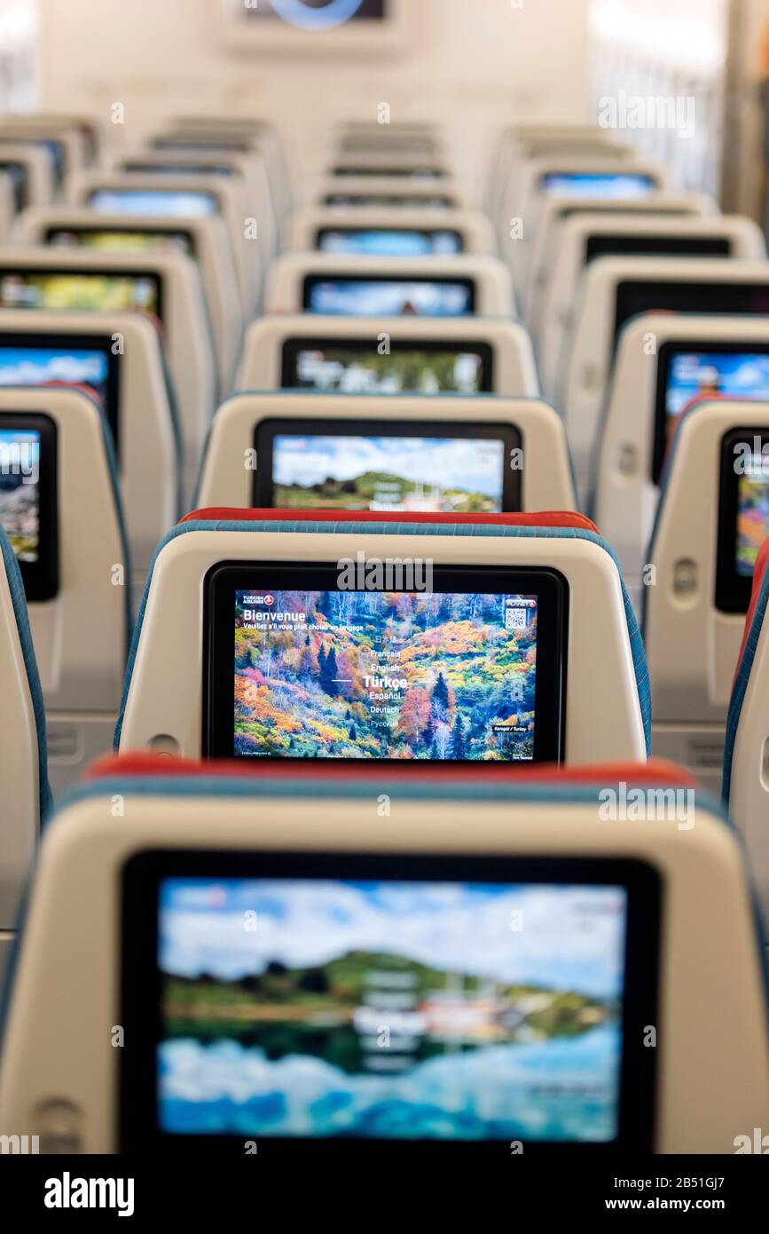 Istanbul, TÜRKEI - 29. SEPTEMBER 2018: Türkische Fluglinien (THY) Kommerzielle Flugzeugsitze mit Inflight-Unterhaltungs-Displays/-Bildschirmen gesehen fr Stockfoto