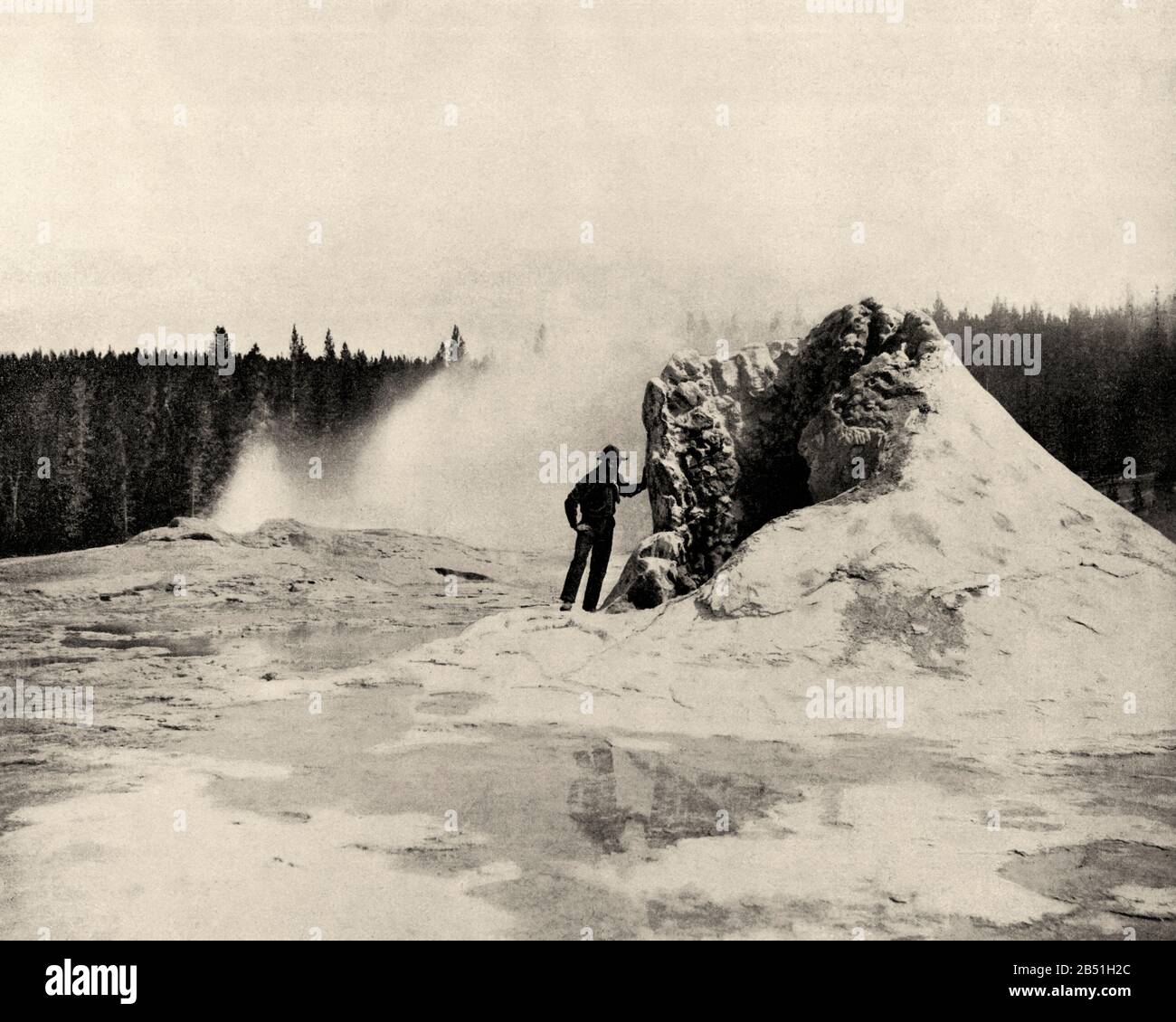 Krater des Giant Geyser, Yellowstone National Park, Vereinigte Staaten. Alte Fotografie Ende des 19. Jahrhunderts aus dem Portfolio Der Fotografien von John L Stoddar Stockfoto