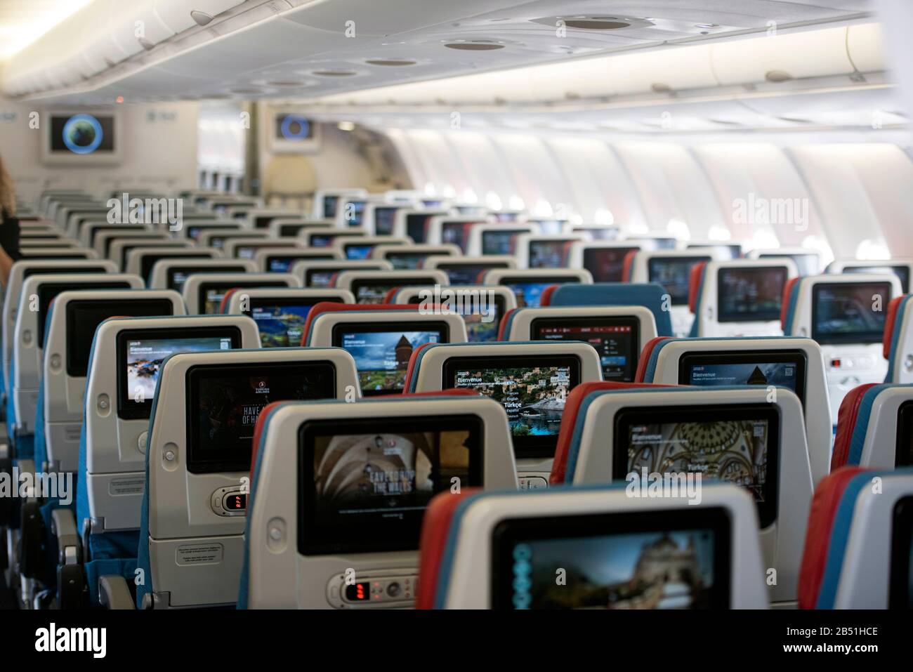 Istanbul, TÜRKEI - 29. SEPTEMBER 2018: Türkische Fluglinien (THY) Kommerzielle Flugzeugsitze mit Inflight-Unterhaltungs-Displays/-Bildschirmen gesehen fr Stockfoto