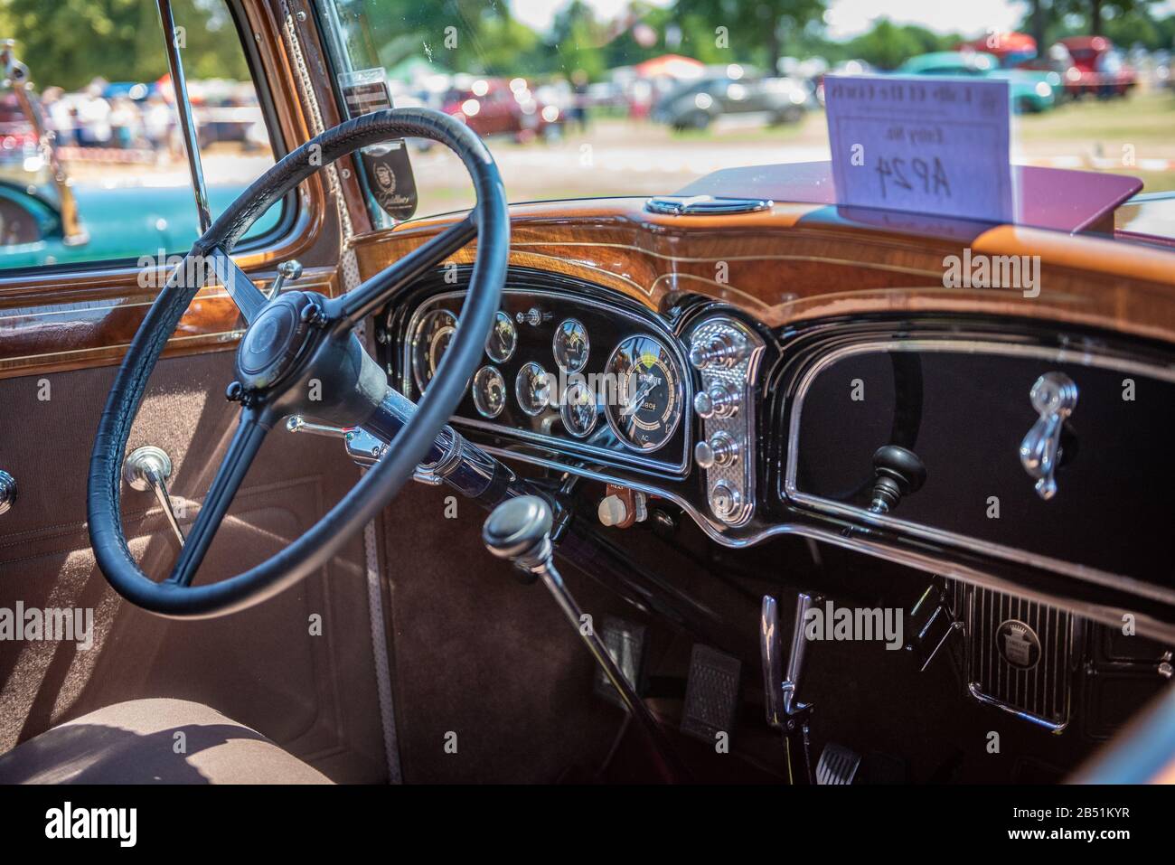 Brown Classic Stick Shift Cadillac Interior bei Der Rallye der Giants, klassische amerikanische Automobil-Show, auf dem Gelände von Blenheim Palace, Woodstock. Stockfoto