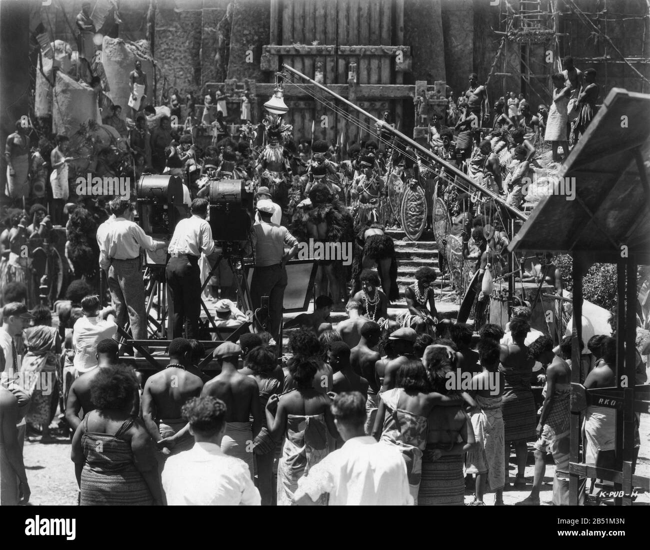 Kamera-Crew filmt Native Ritual vor Gates auf Skull Island für DIE KING KONG 1933 Regisseure Merian C. Cooper und Ernest Schoedsack Story Merian C. Cooper und Edgar Wallace Drehbuch Ruth Rose und James Creelman Musik Max Steiner Visual Effects Supervisor Willis H. O'Brien Produzent David O. Selznick RKO Radio Pictures Stockfoto