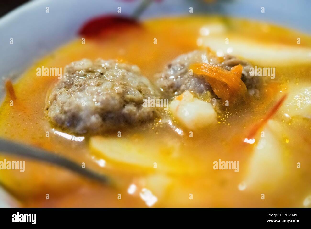 Shurpa oder Shoorpa oder Chorba traditionelle Suppe im Kaukasus und in der Balkanregion Stockfoto
