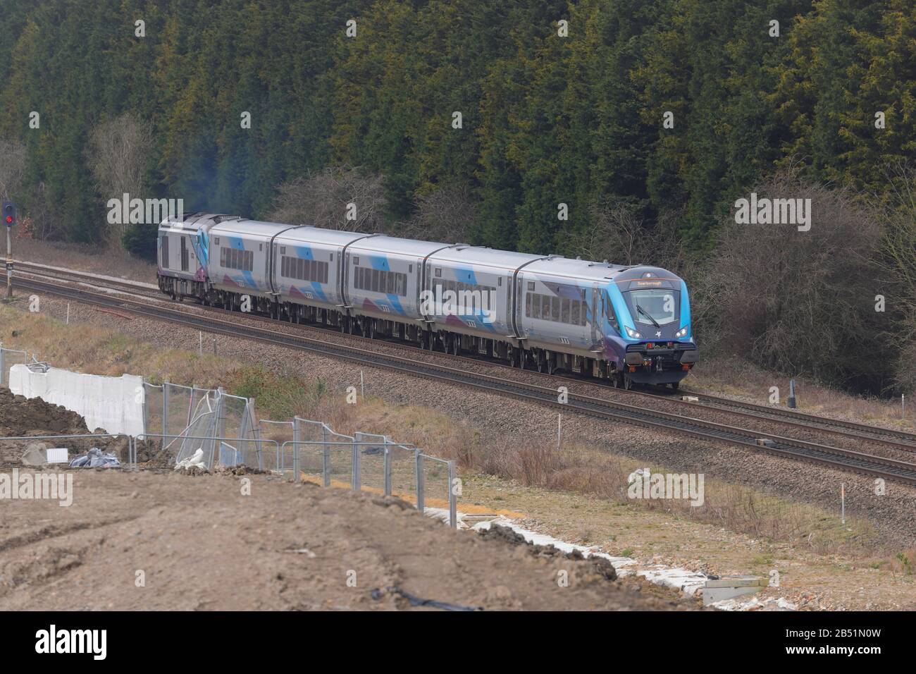 Ein neuer Zug der britischen Bahnklasse Mark 5A, der Crossgates in Leeds passiert. Diese von Transpennine Express betriebenen Züge kamen im August 2019 in Betrieb Stockfoto