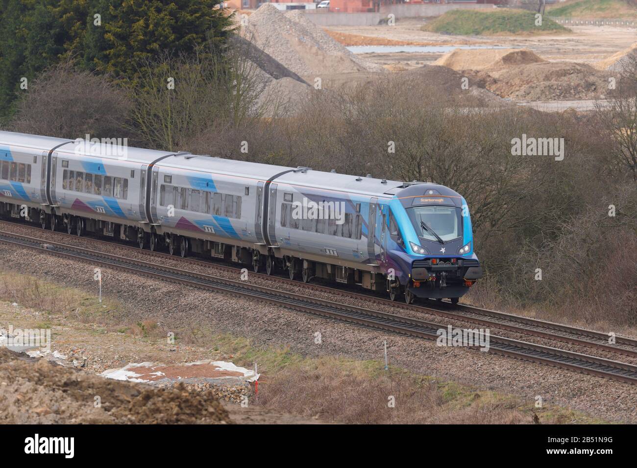 Ein neuer Zug der britischen Bahnklasse Mark 5A, der Crossgates in Leeds passiert. Diese von Transpennine Express betriebenen Züge kamen im August 2019 in Betrieb Stockfoto