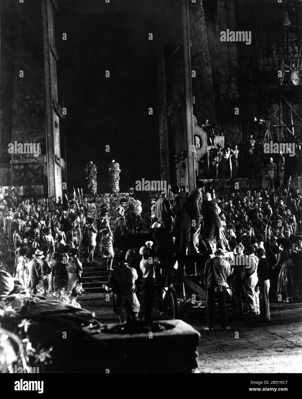 Fay WRAY und Native Extras on Gates of Skull Island setzen auf Set Candid bei den Nachtaufnahmen DER KING KONG 1933 Regisseure Merian C. Cooper und Ernest Schoedsack Story Merian C. Cooper und Edgar Wallace Drehbuch Ruth Rose und James Creelman Musik Max Steiner Visual Effects Supervisor Willis H. O'Brien Produzent David O. Selznick RKO Radio Pictures Stockfoto