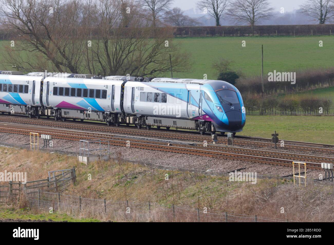 Ein Zug der Eisenbahnklasse 801 Azuma mit dem Transpennin Express an der Colton Junction in der Nähe von York Stockfoto