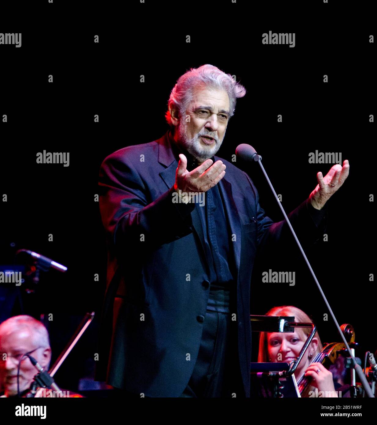 Placido Domingo und Angela Gheorghiu leben im O2 Placido Domingo Royal Philharmonic Orchestra Dirigent: Eugene Kohn O2 Arena, London SE10 29/07/2011 Stockfoto