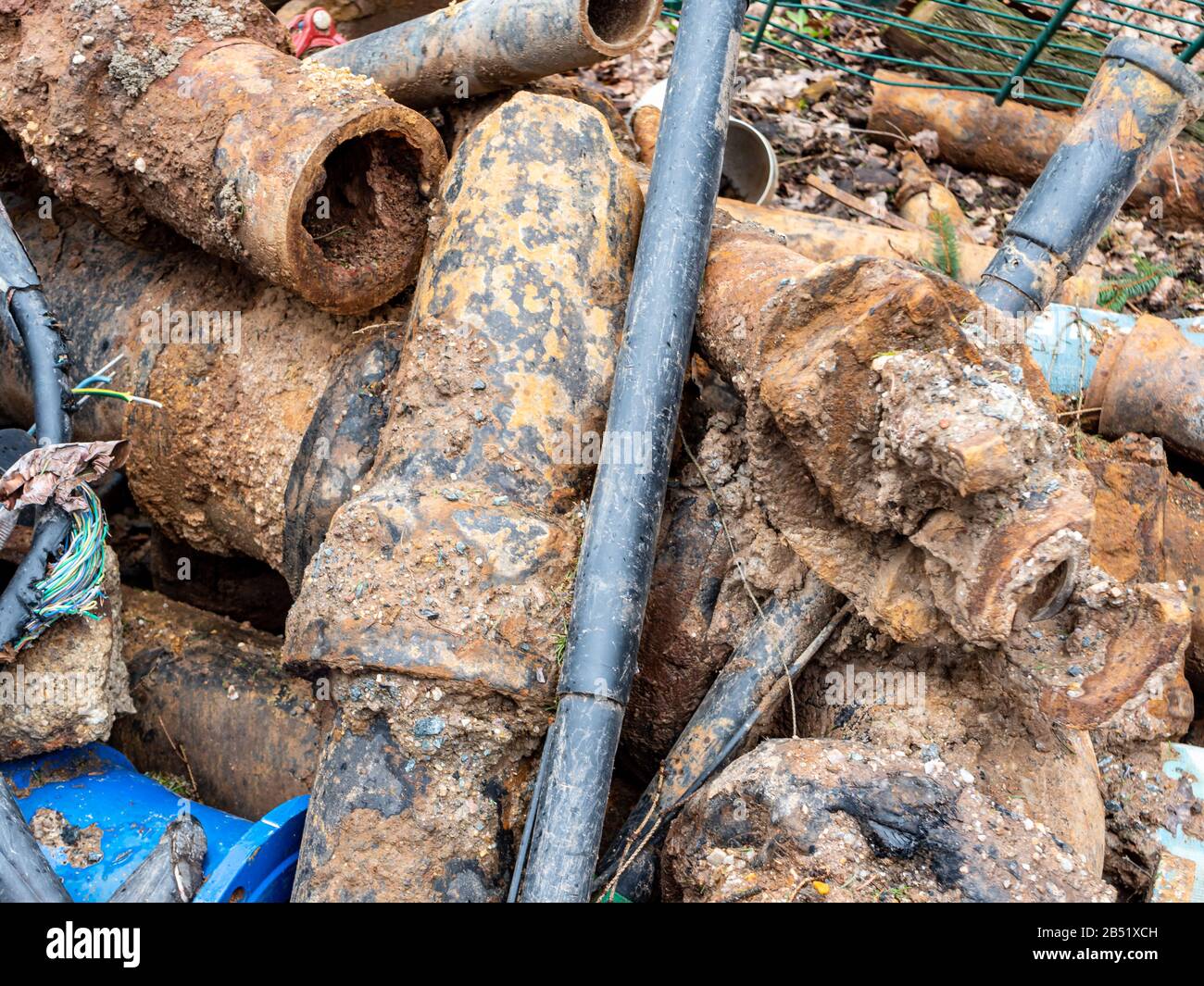 Entsorgung alter rostiger Wasserleitungen Stockfoto