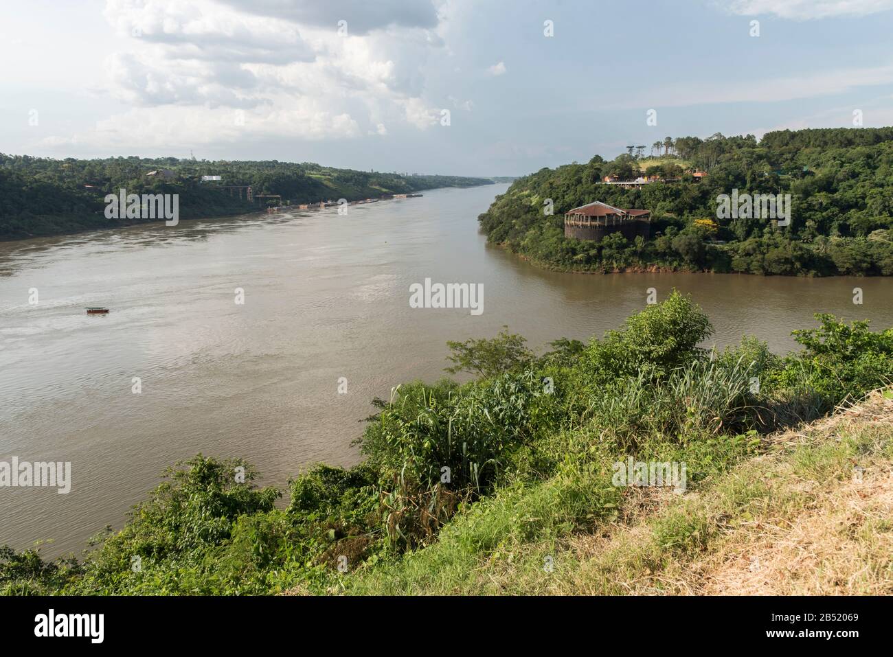 Dreifache Grenze, internationale Grenze zwischen Paraguay, Brasilien und Argentinien; geografischer Punkt, an dem die Flüsse Iguazu und Parana zusammenlaufen. Ansicht von fro Stockfoto