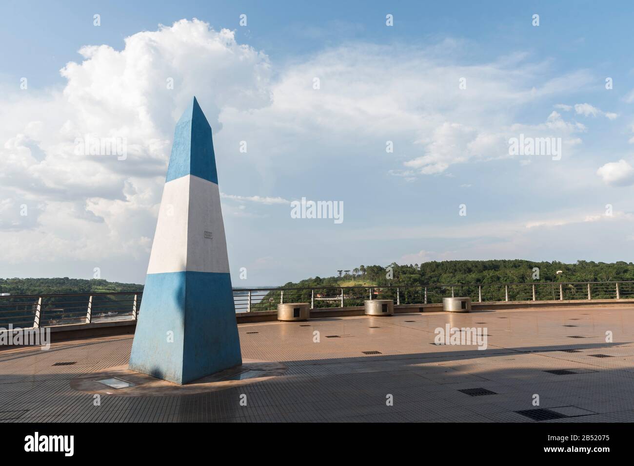 Obelisk mit den Nationalfarben Argentiniens an der dreifachen Grenze, der internationalen Grenze zwischen Paraguay, Brasilien und Argentinien gemalt Stockfoto