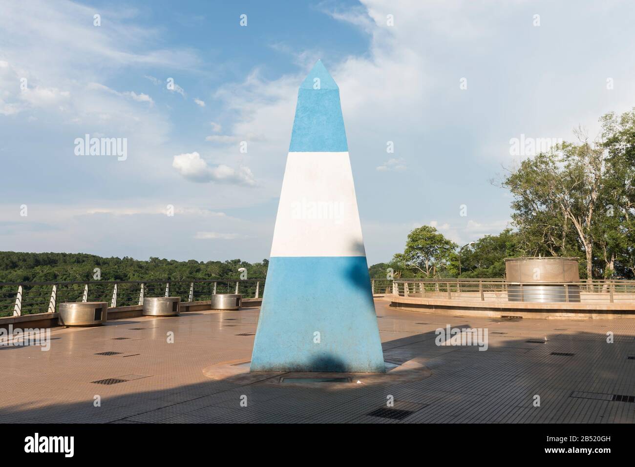 Obelisk mit den Nationalfarben Argentiniens an der dreifachen Grenze, der internationalen Grenze zwischen Paraguay, Brasilien und Argentinien gemalt Stockfoto