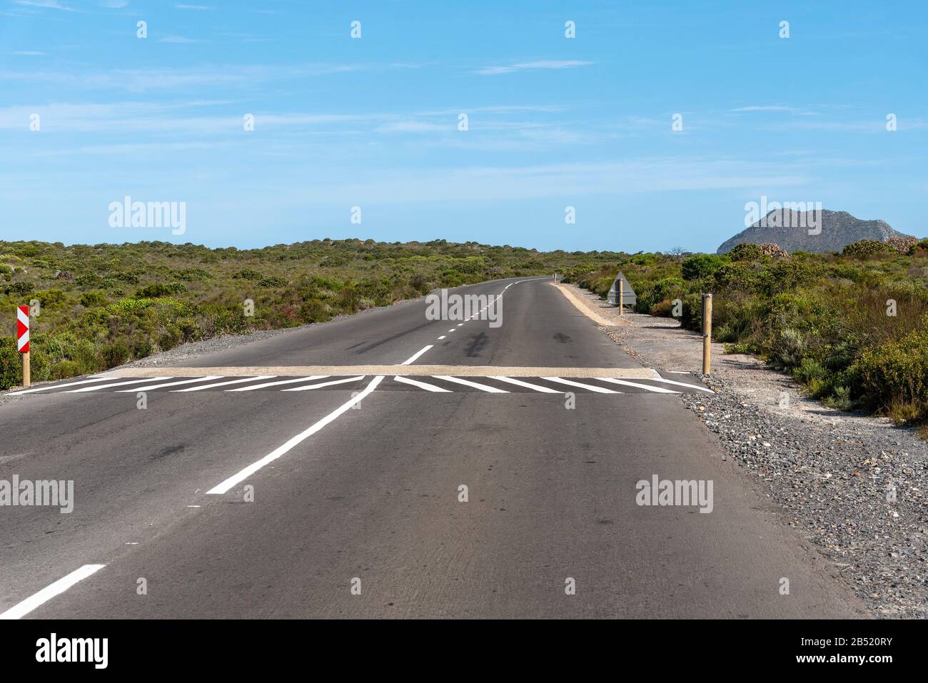 Cape Point, Westkaper, Südafrika. 2019. Ruhiger Highway mit einem schnellen Aufrumpel, der sich dem Cape Point im Table Mountain National Park, S Africa, nähert Stockfoto