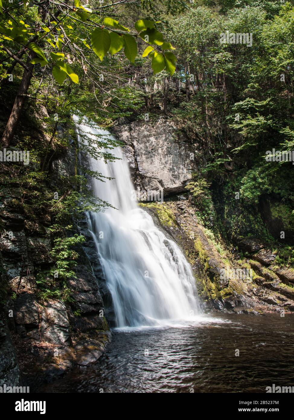 Wasserfall bei Bushkill Falls in den Pocono Mountains in Pennsylvania im Sommer Stockfoto