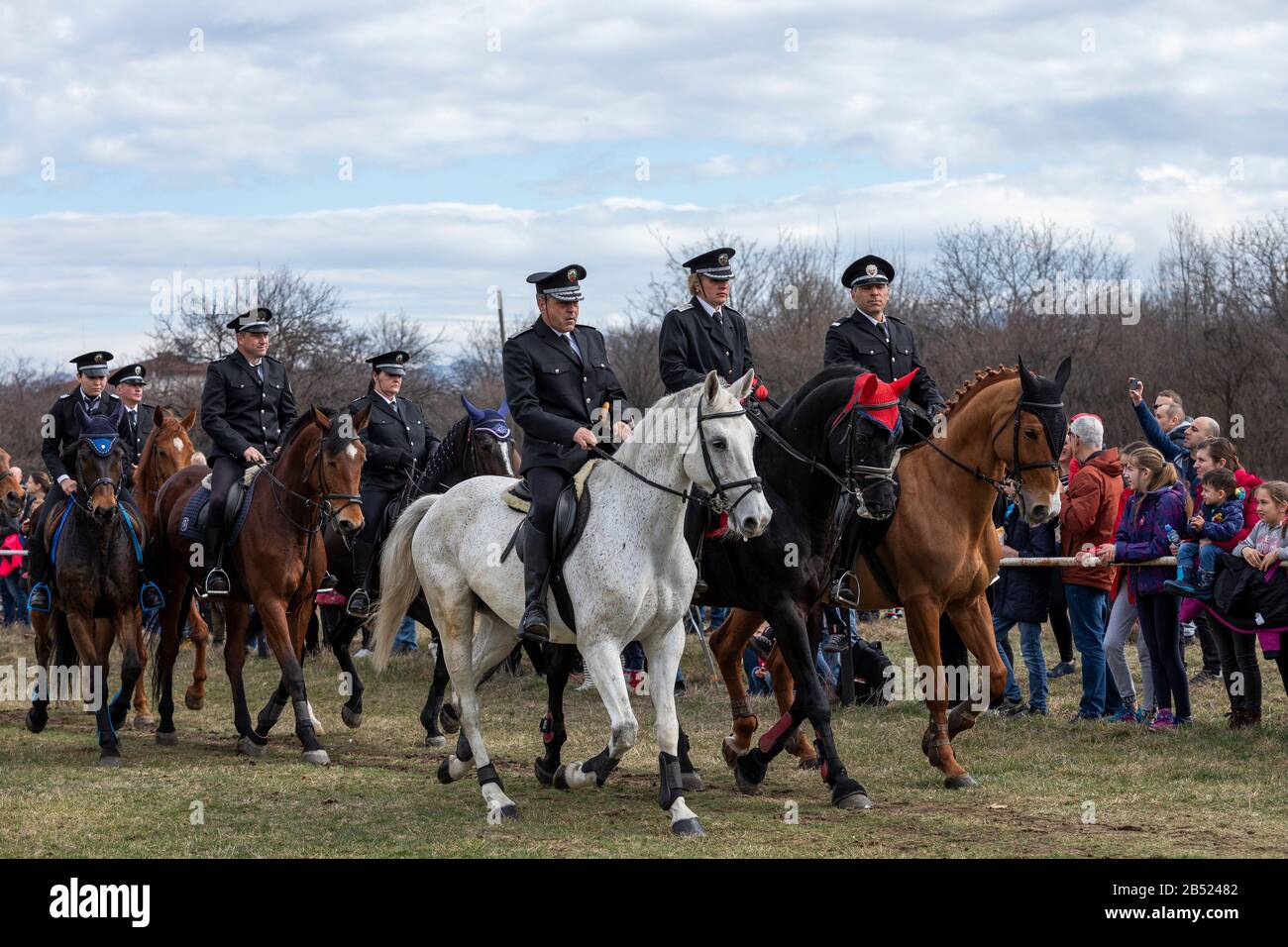 Sofia, Bulgarien - 03. März 2020: Reit-Ostern oder Todor-Tag in Bulgarien, Polizisten, die Pferde im Urlaub fahren. Sprung zu Pferd. Stockfoto