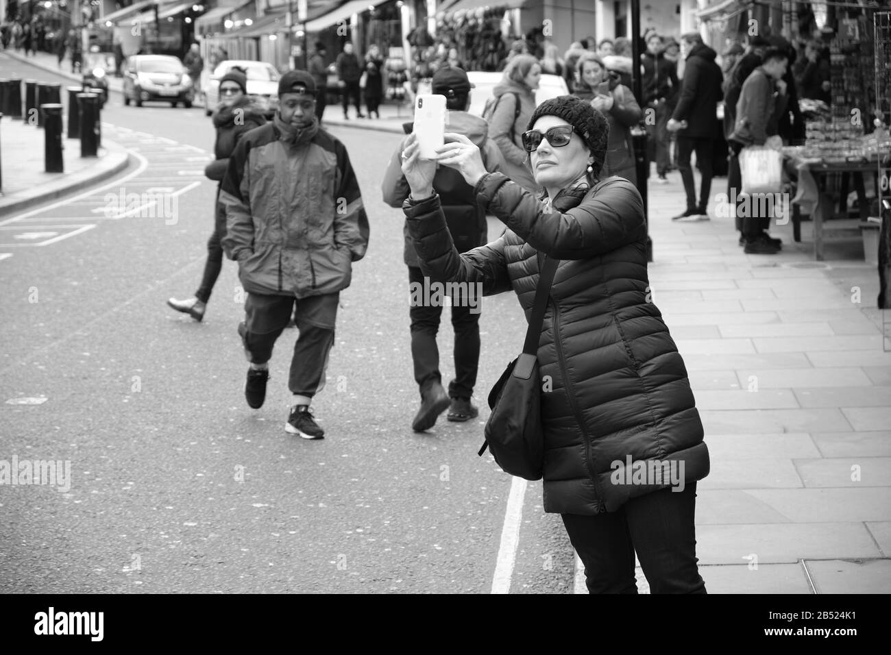 Straßenleben entlang der Portobello Road in London in der Woche geht es beim Coronavirus darum, eine Präsenz in London zu zeigen Stockfoto