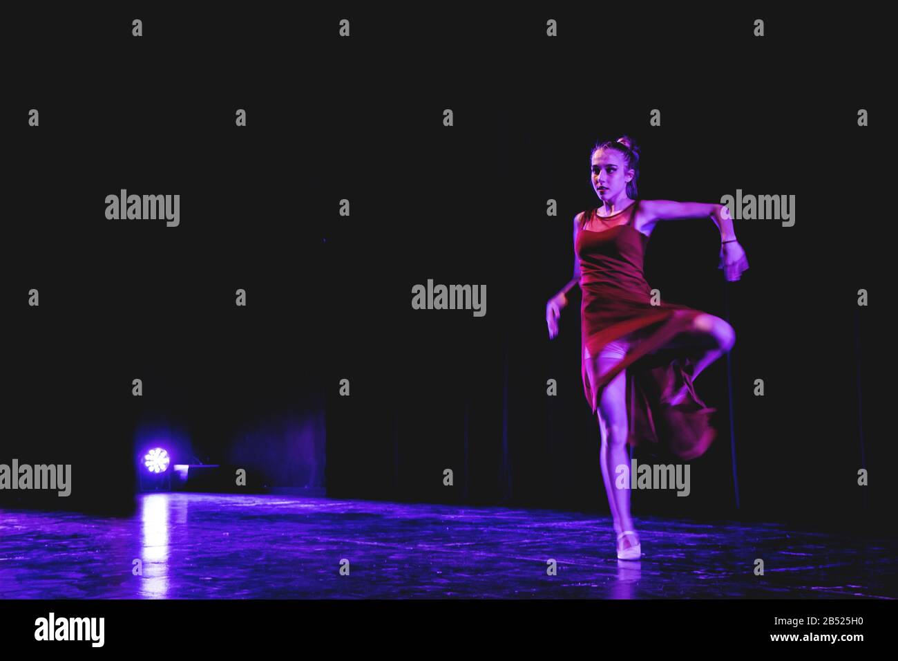 Tänzer auf der Bühne Stockfoto