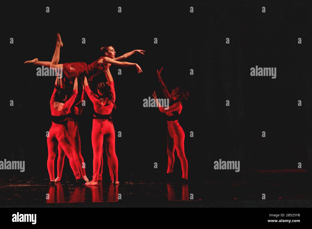 Tänzer auf der Bühne Stockfoto