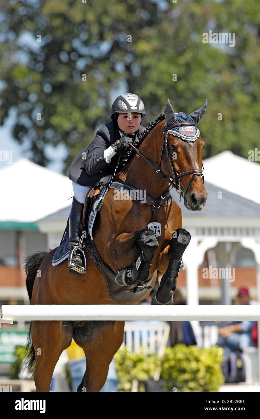 Georgina Bloomberg (USA) Reiten Curius, Winter Equestrian Festival, Wellington Florida, März 2007, Medium Tour Finale 1.50 Classic Stockfoto