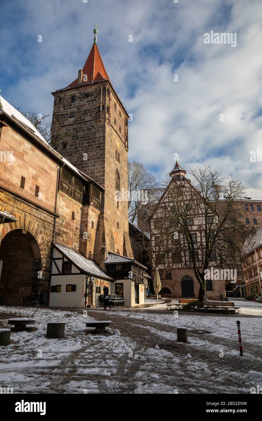 Stadttor und Touwer oder Tiergärtnertor im Winter im Zentrum von Nürnberg, Deutschland Stockfoto