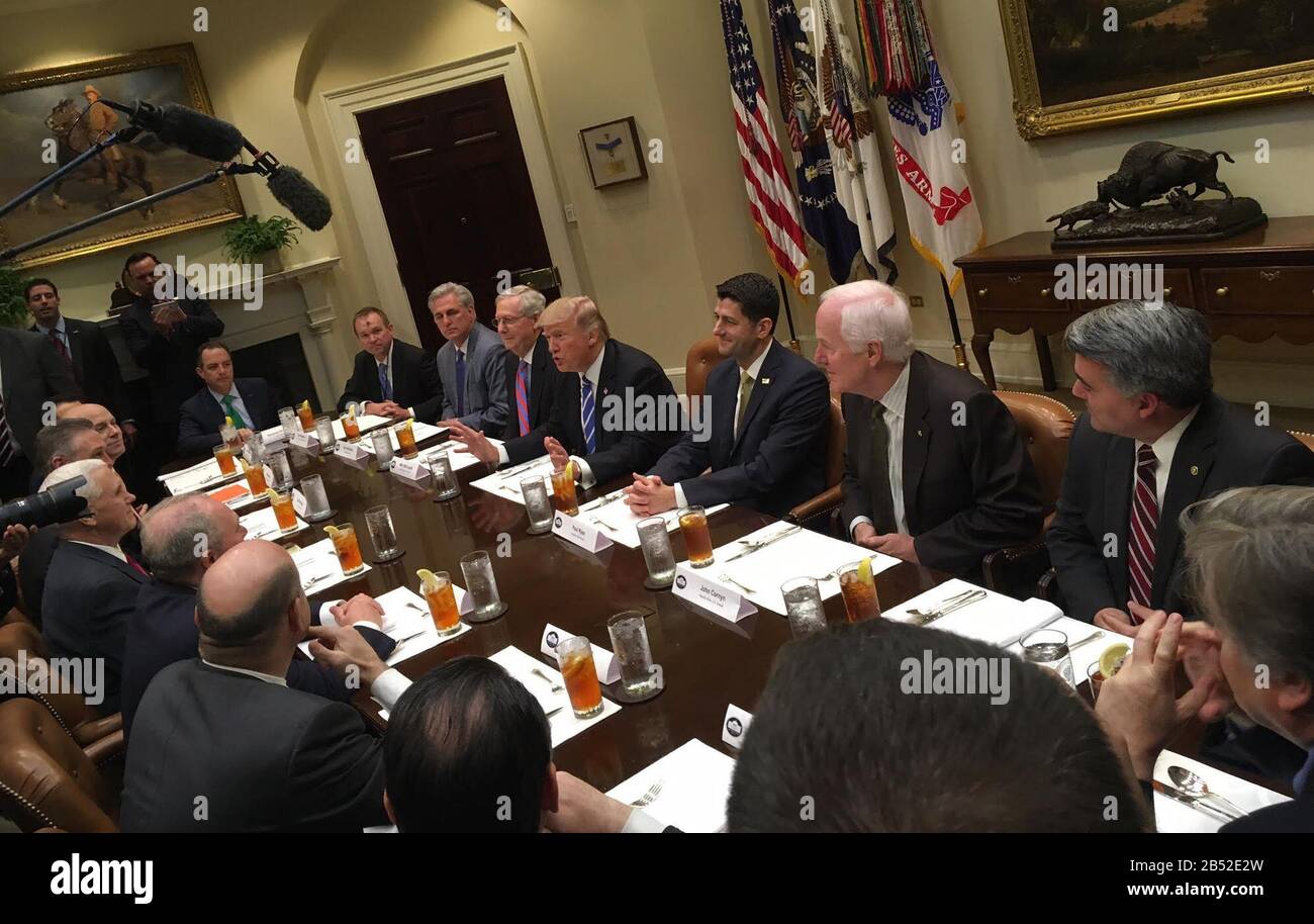 Washington, DC - 01. MÄRZ: Präsident Donald Trump (2. R) ist Gastgeber des Office of Management und Des Budgetdirektors Mick Mulvaney (L) und des republikanischen Kongressabgeordneten (2. L-R) Kevin McCarthy (R-CA); Mehrheitsführer im Senat Mitch McConnell (R-KY), Sprecher des Hauses Paul Ryan (R-WI) und andere während eines Arbeitsessen im Roosevelt Room im Weißen Haus am 1. März 2017 in Washington, DC. Das Treffen findet am Tag statt, nachdem Trump seine politischen Prioritäten während einer gemeinsamen Kongresssitzung herausgebracht hat. Personen: Präsident Donald Trump, Mitch McConnell, Paul Ryan Stockfoto