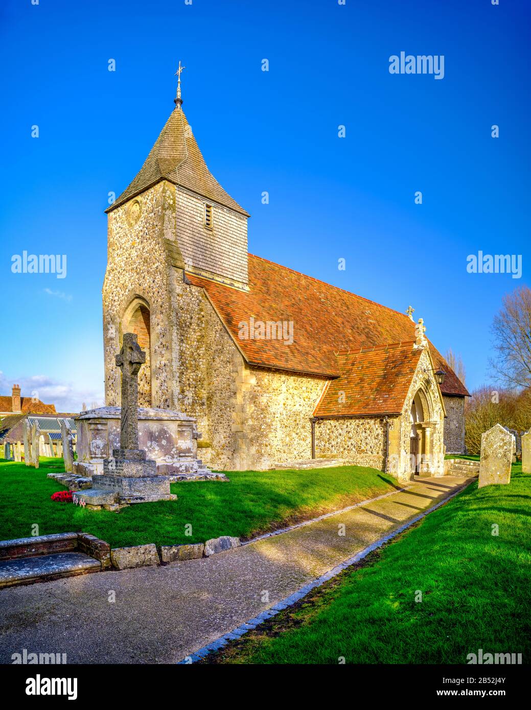 West Itchenor, Großbritannien - 8. Februar 2020: Blick auf die St. Nikolauskirche in West Itchenor innerhalb der Chichester Hafengegend von Outstanding Beauty, West Sus Stockfoto