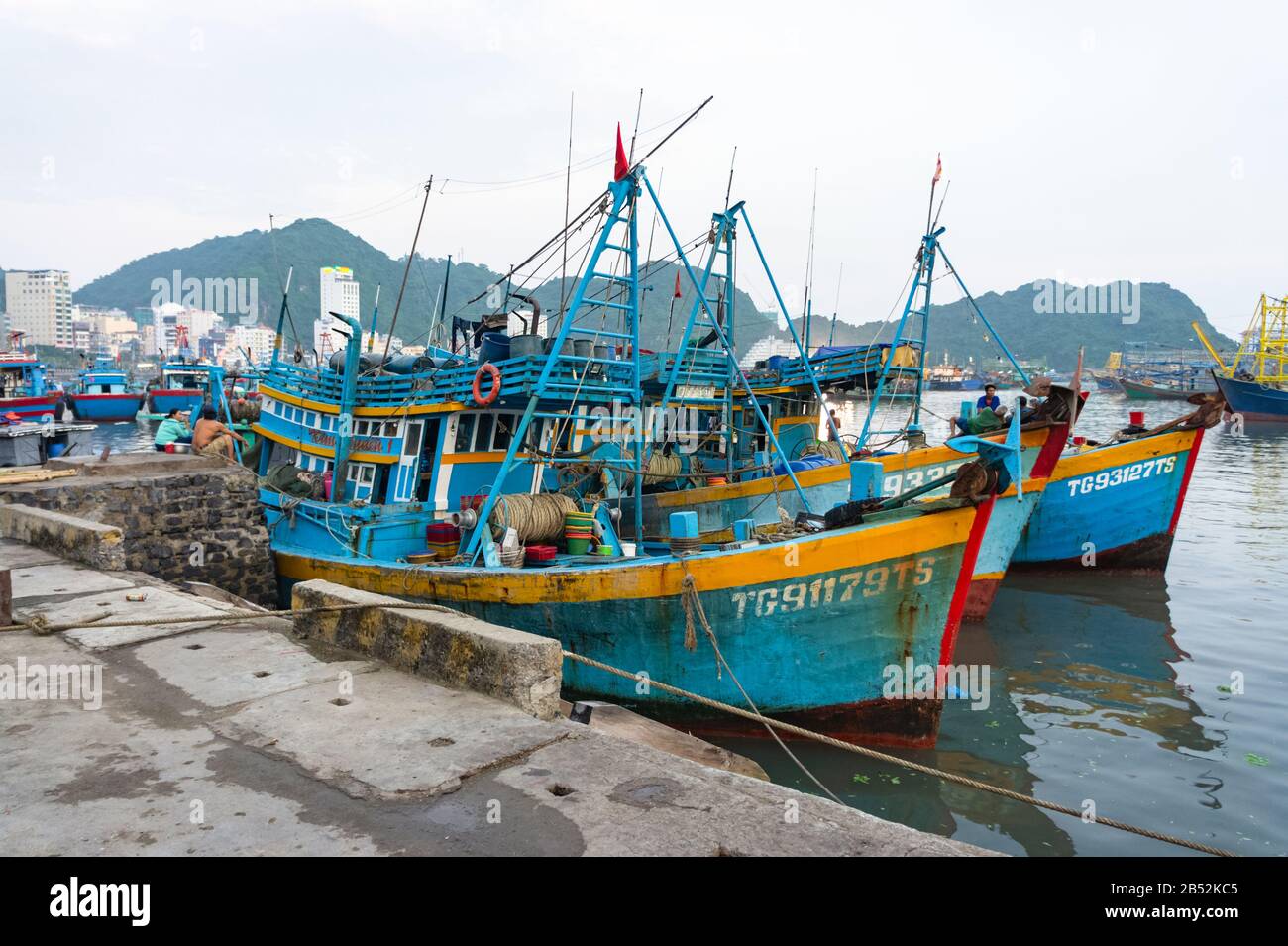 CAT Ba Island, Vietnam, 17. Oktober 2019. Traditionelle vietnamesische Fischerboote im Hafen. Fischer in Ruhe Stockfoto