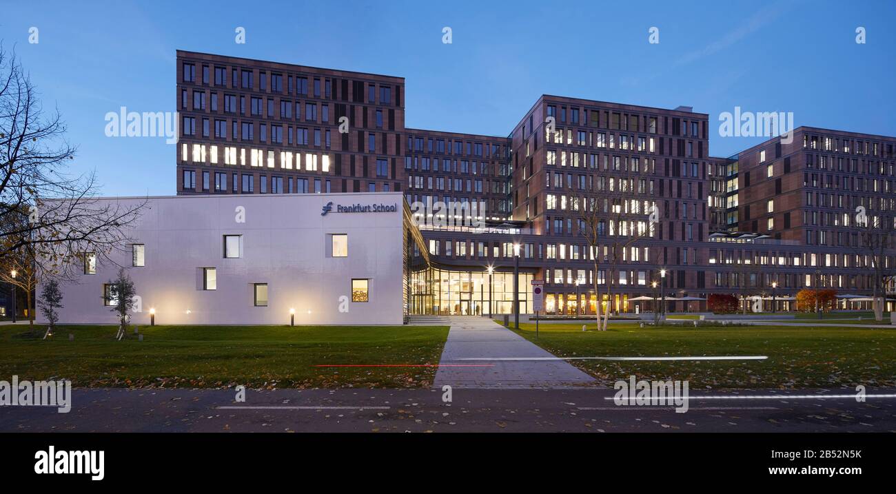 Dämmerung Höhe der Annäherung an den Haupteingang. Frankfurt School of Finance and Management, Frankfurt am Main, Deutschland. Architekt: Henning Larsen, 2017. Stockfoto