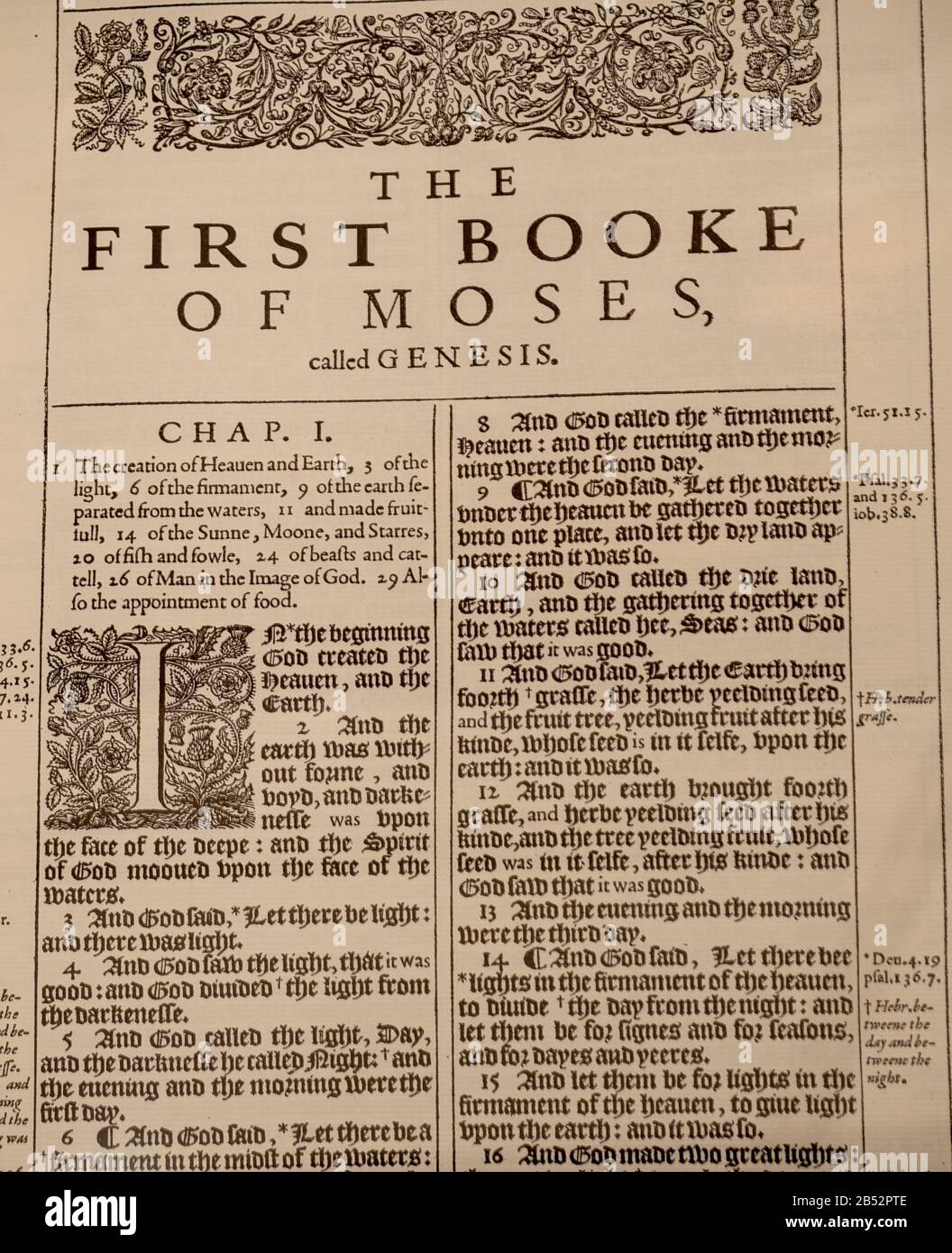 Eine mittelalterliche bibel, die auf der ersten Seite des Buches von Moses aufgemacht wurde. Stockfoto