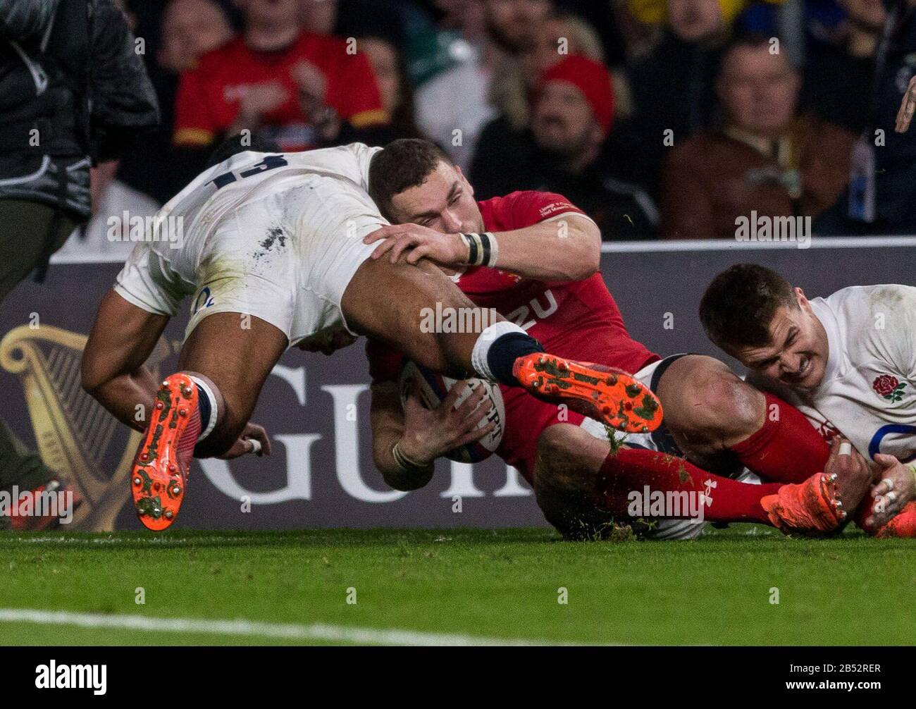 London, Großbritannien. März 2020. Rugby Union Guinness Six Nations Championship, England V Wales, Twickenham, 2020, 07/03/2020 Manu Tuilagi aus England wird eine rote Karte gezeigt und für diesen Tackle auf George North of Wales Credit abgeschickt: Paul Harding/Alamy Live News Stockfoto