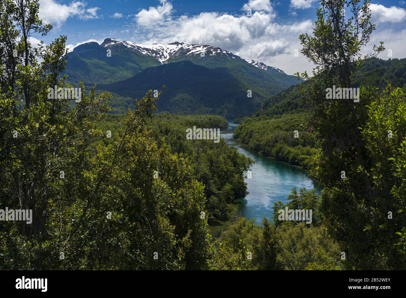 Der Fluss Los Arrayanes schlängelt sich zwischen bewaldeten Hügeln am Fuß der Anden, Parque Nacional los Alerces, Patagonien Argentina Stockfoto