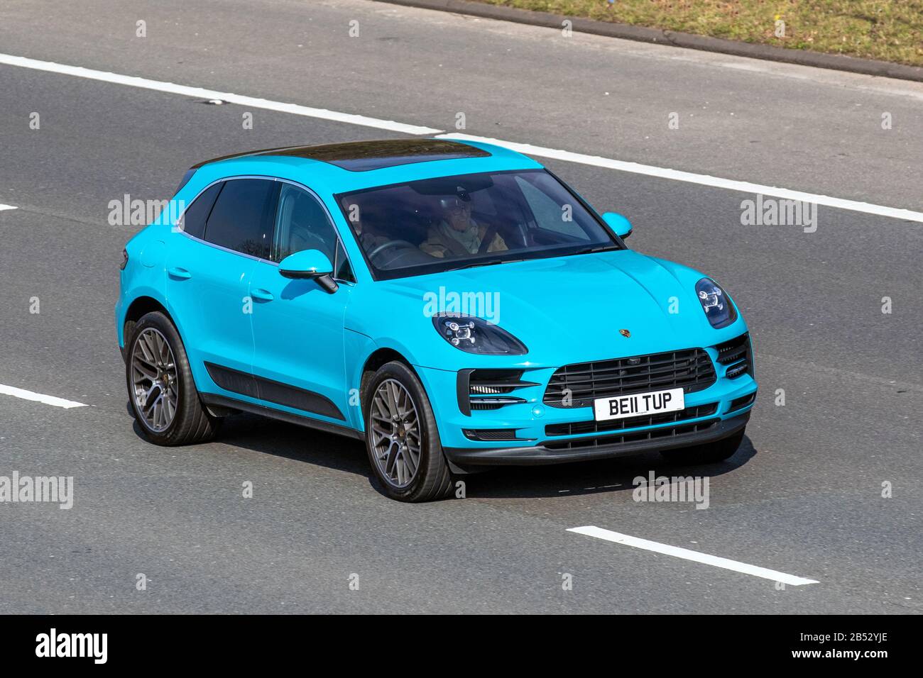 2019 Blue Porsche Macan S-A; UK Fahrzeugverkehr, Straßenverkehr, moderne Fahrzeuge, Salonwagen, Fahrzeugfahren, Straßen & Motoren, Fahren auf der Autobahn M6 Stockfoto