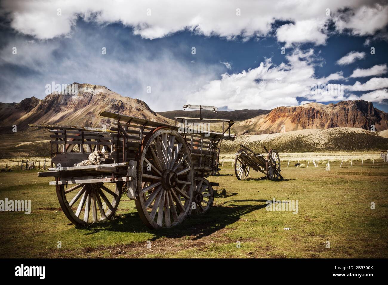 Wagen in einer Estancia zeugen von der nicht so fernen Zeit der Grenzgängerschaft in der Patagonie, Parque Nacional Perito Moreno, Argentinien Stockfoto