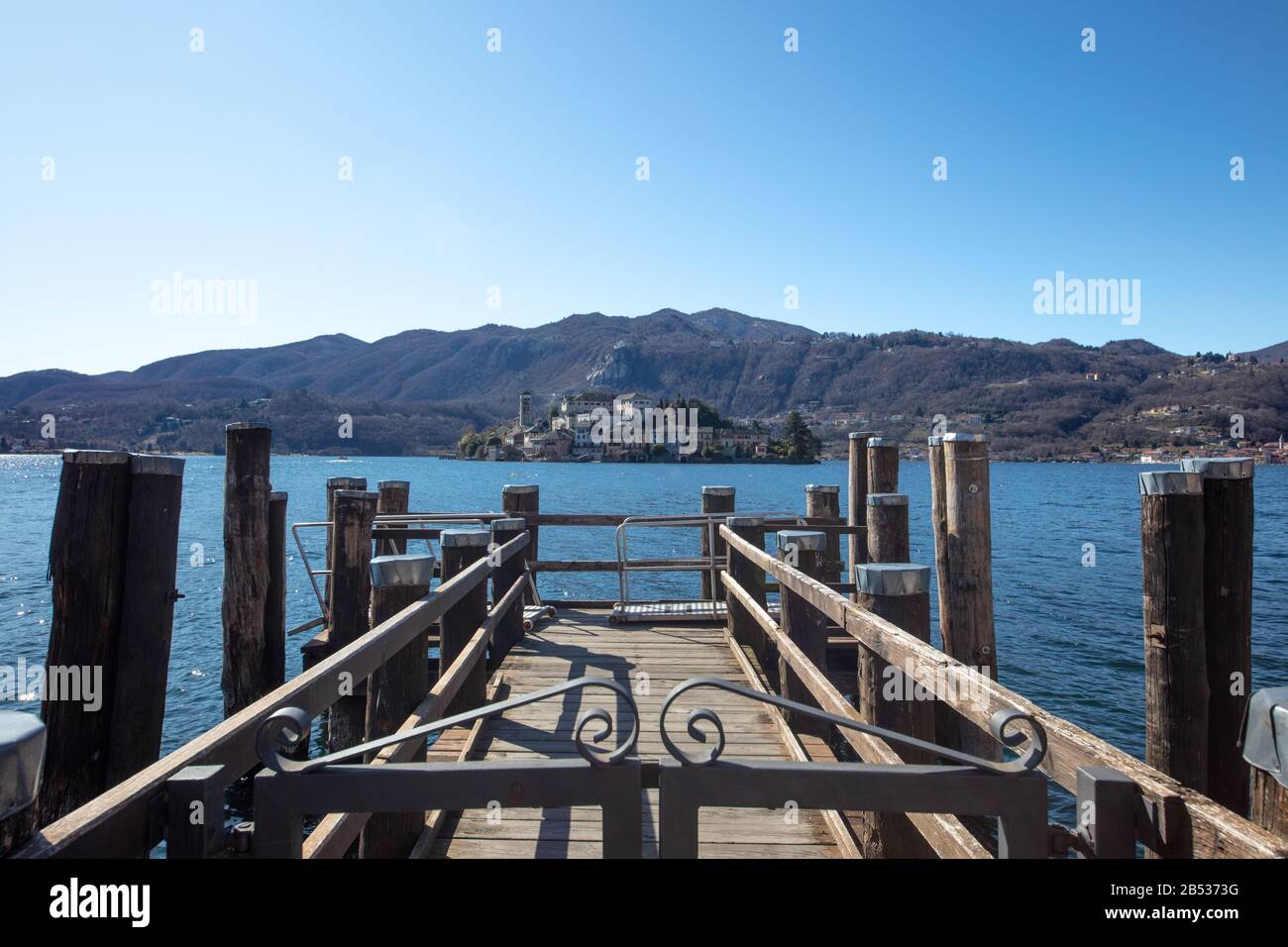 Ein Blick auf die Insel San Giulio vom Orta Stadtplatz Dock Stockfoto