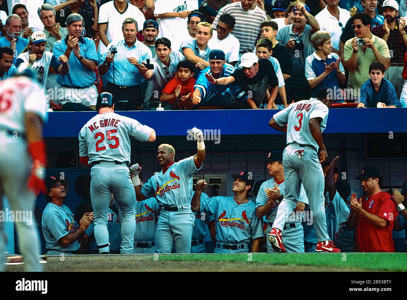 Mark McGwire, St. Louis Cardinals 50. Home Run während der Rekord-Saison 1998 in einem Spiel agaainst The New York Mets. Stockfoto