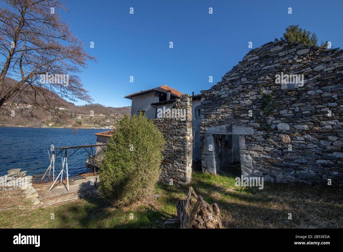 Ein charakteristisches und wunderschönes Steinhaus am See Orta, Piedmnont, Lombardei, Italien Stockfoto