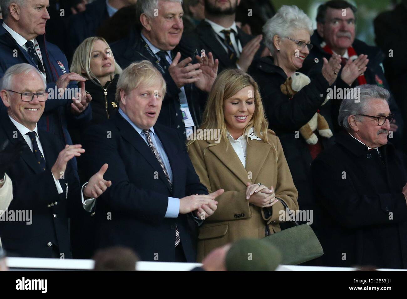 London, Großbritannien. März 2020. Der britische Premierminister Boris Johnson und seine Freundin Carrie Symonds blicken am Ende des Spiels vom Stand auf. England / Wales, Guinness Six Nations 2020 Championship Rugby im Twickenham Stadium in London am Samstag, 7. März 2020. Bitte beachten Sie, dass Bilder nur für redaktionelle Zwecke verwendet werden. Bild von Andrew Orchard/Andrew Orchard Sportfotografie /Alamy Live News Credit: Andrew Orchard Sportfotografie/Alamy Live News Stockfoto