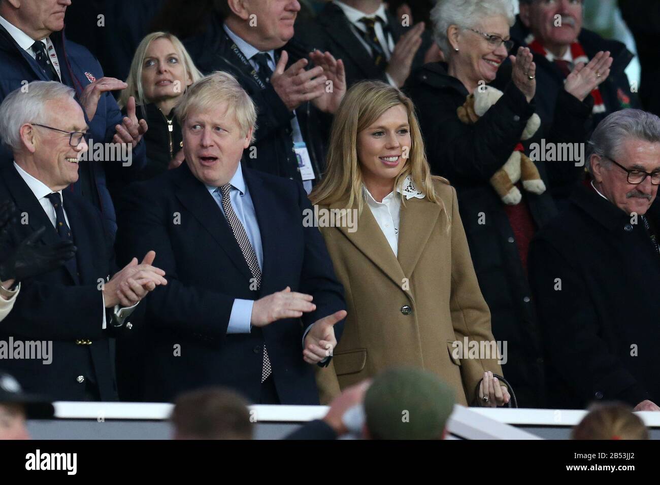 London, Großbritannien. März 2020. Der britische Premierminister Boris Johnson und seine Freundin Carrie Symonds blicken am Ende des Spiels vom Stand auf. England / Wales, Guinness Six Nations 2020 Championship Rugby im Twickenham Stadium in London am Samstag, 7. März 2020. Bitte beachten Sie, dass Bilder nur für redaktionelle Zwecke verwendet werden. Bild von Andrew Orchard/Andrew Orchard Sportfotografie /Alamy Live News Credit: Andrew Orchard Sportfotografie/Alamy Live News Stockfoto