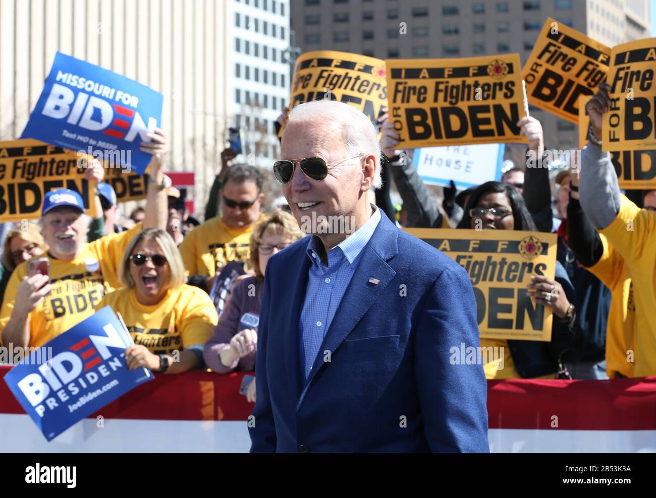 St. Louis, Vereinigte Staaten. März 2020. Der demokratische Präsidentschaftskandidat, der ehemalige Vizepräsident Joe Biden, wartet am Samstag, den 7. März 2020, während eines Wahlkampfstopps in St. Louis auf die Bühne. Foto von Bill Greenblatt/UPI Credit: UPI/Alamy Live News Stockfoto