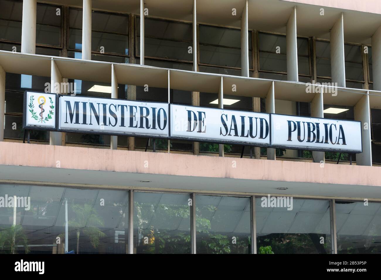 Zeichen des Ministeriums für öffentliche Gesundheit (auf Spanisch Ministerio de Salud Publica). Regierungsgebäude in Havanna, Kuba. Stockfoto