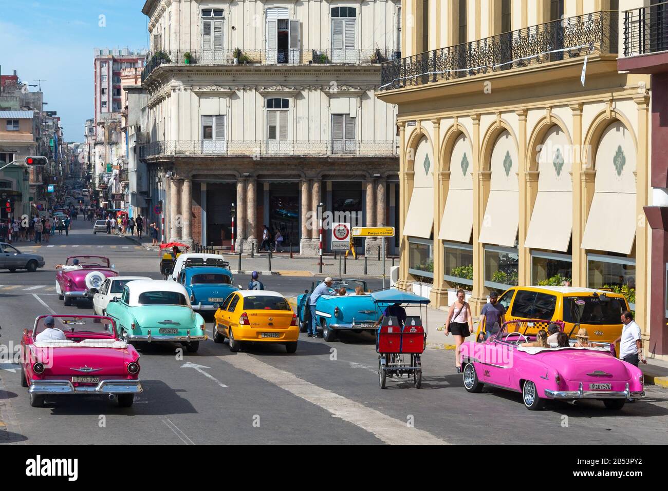 Straße in Havanna, Kuba in der Nähe des Central Park Square in La Habana mit mehreren klassischen und farbenfrohen Oldtimern. Altes Havanna. Stockfoto