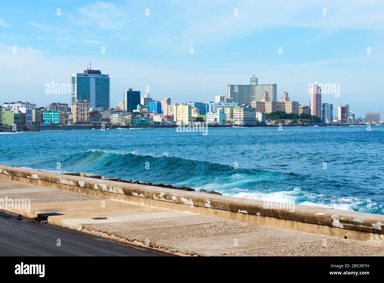 Überblick über die Skyline von Havanna von Malecon, einer 8 km langen Promenade. Mischung aus alten und neuen Gebäuden in La Habana, Kuba und dem karibischen Meer winken. Stockfoto