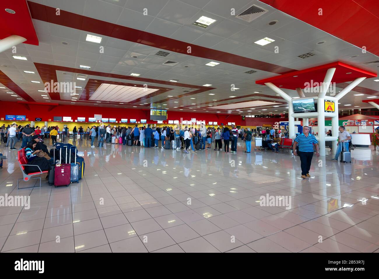Innenbereich des internationalen Terminals des Flughafens Jose Marti, der Havanna, Kuba, bedient. Check-In-Halle mit langen Warteschlangen. Stockfoto