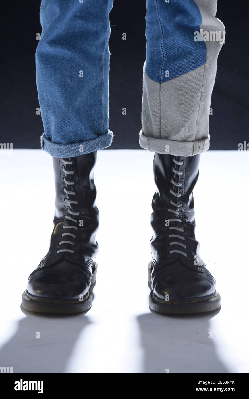 Schwarze Stiefel und Denimhose. Stockfoto