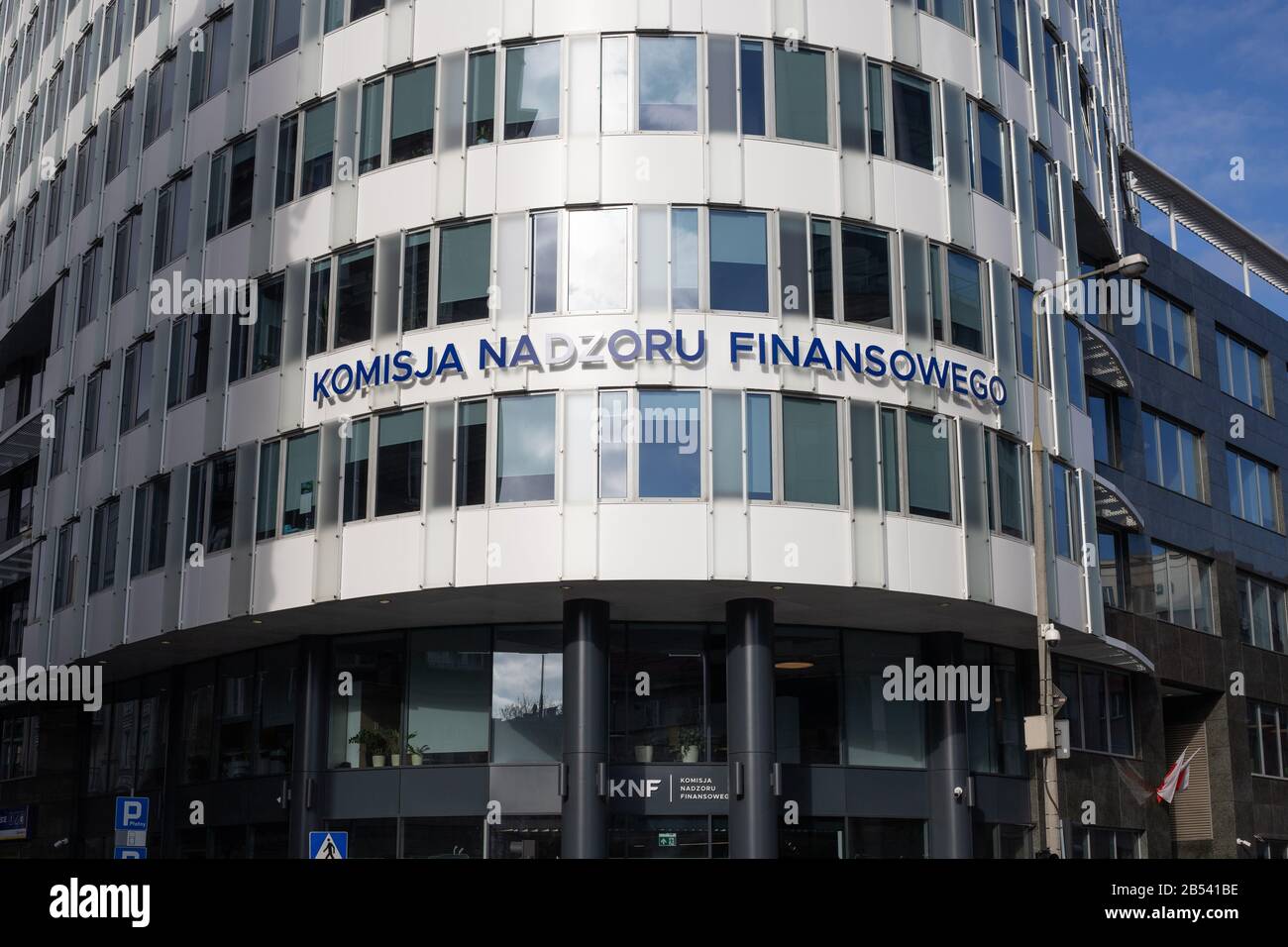 WARSCHAU/POLEN - 5. MÄRZ 2019: Ansicht des Büros der polnischen Finanzaufsichtsbehörde (KNF, Komisja Nadzoru Finansowego) Stockfoto